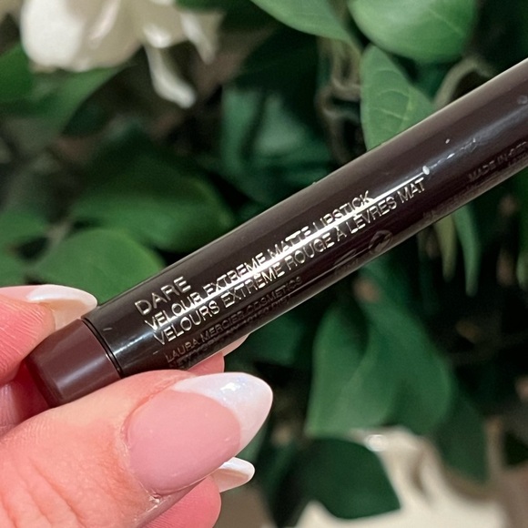 LAURA MERCIER • VELOUR EXTREME MATTE LIPSTICK • DARE - Picture 4 of 7